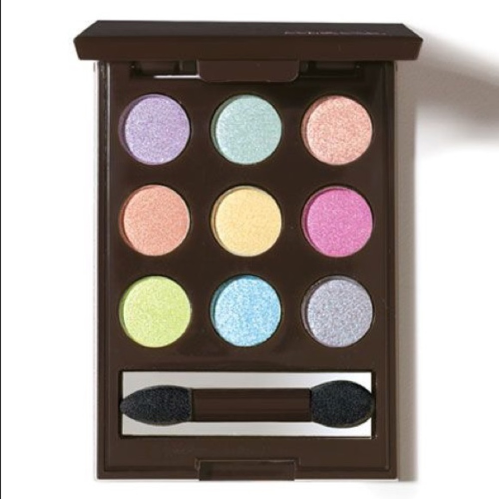 Mark by Avon On the dot eyeshadow palette PASTELS
